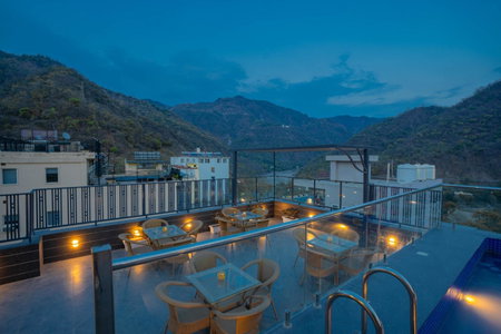 Perfectstayz Premium Laxmi Heritage with Rooftop Pool & Cafe, Rishīkesh, Индия
