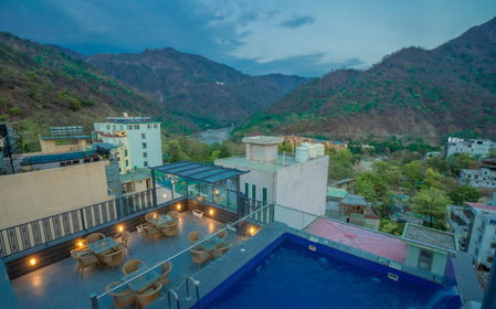 Perfectstayz Premium Laxmi Heritage with Rooftop Pool & Cafe, Rishīkesh, Индия