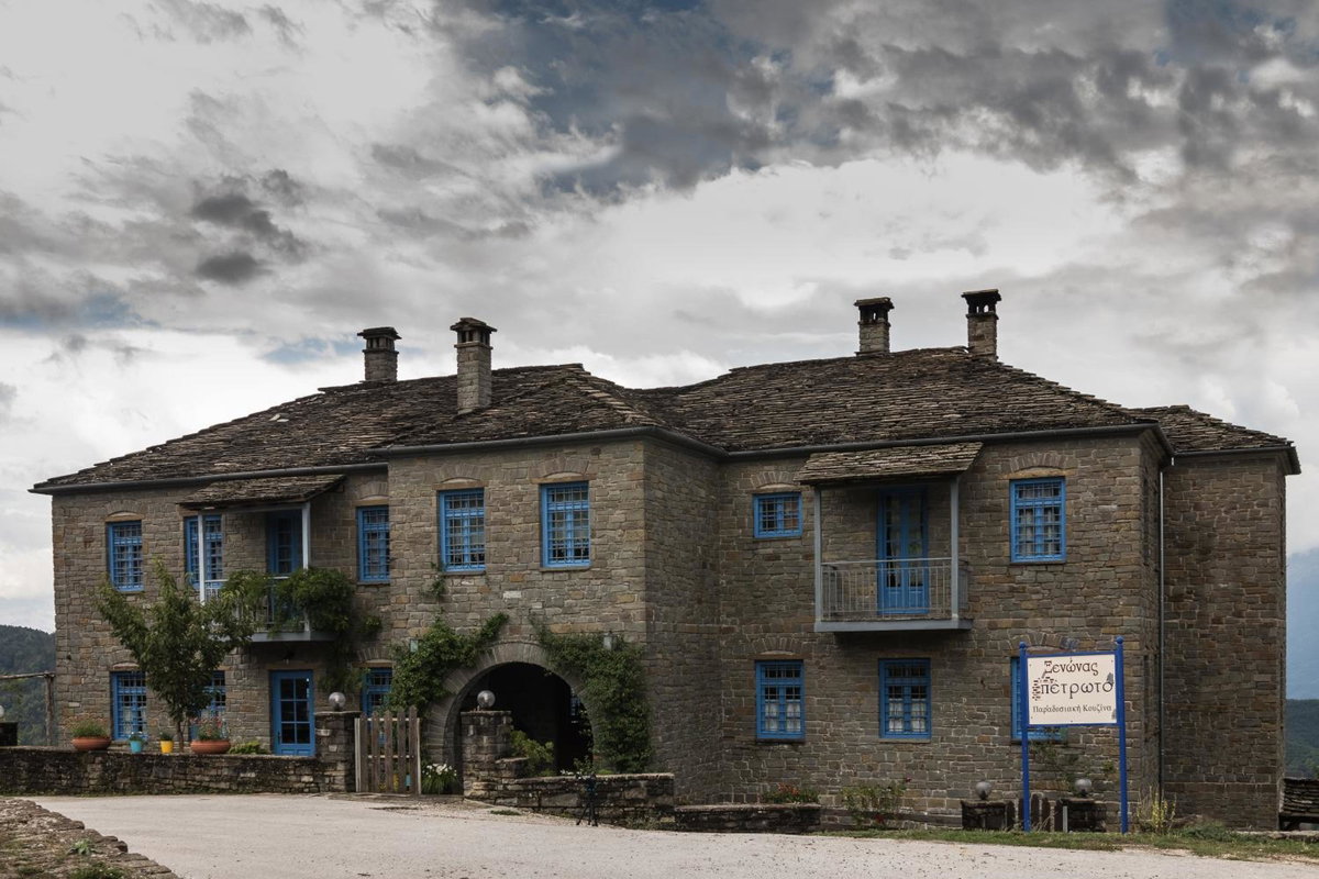 Hotel · Petroto, Fragkades