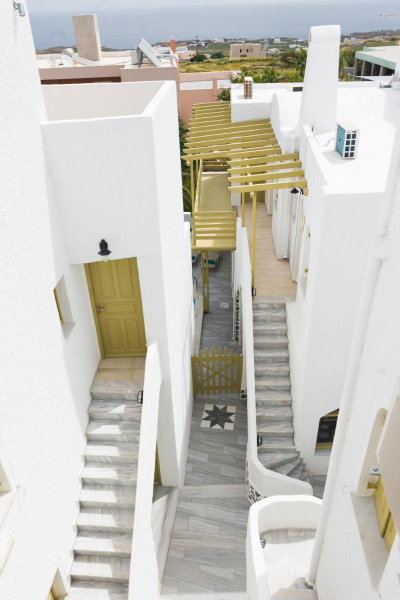 Sunny Days, Fira, Grecia