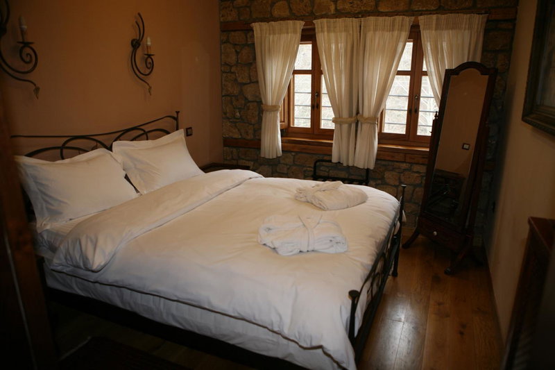 Roes Suites, Kato Loutraki, Grecia