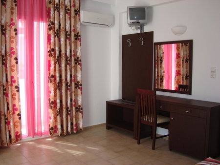 Elena Studios & Suites, Ornos, Grecia
