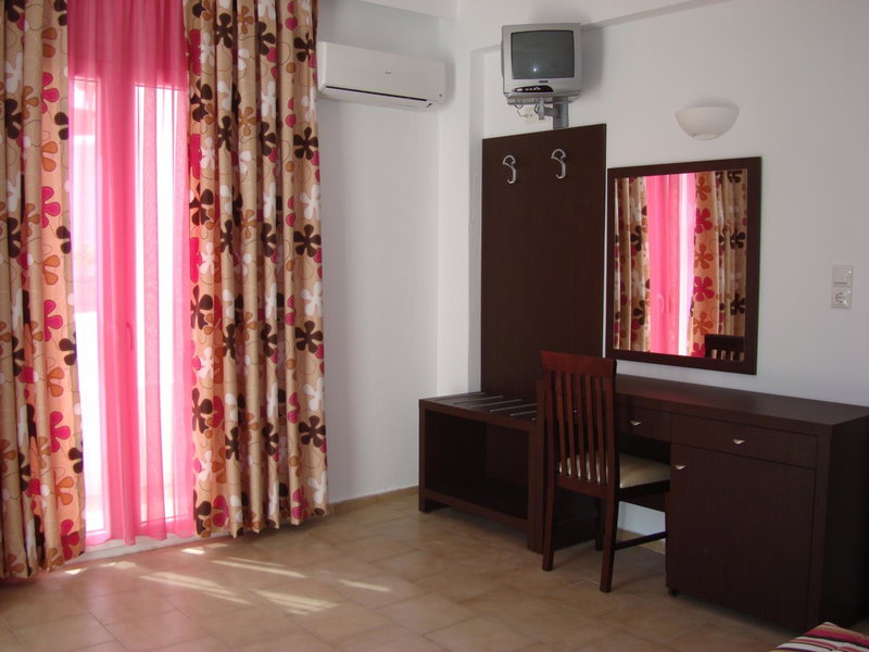 Elena Studios & Suites, Ornos, Grecia