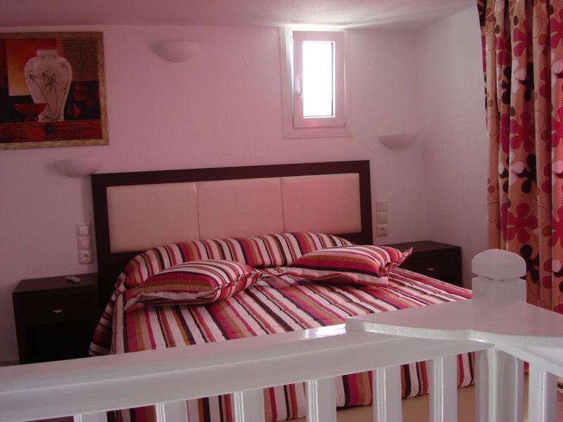 Elena Studios & Suites, Ornos, Grecia