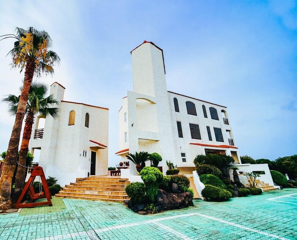 Hotel · Sarang Tulle Pension, Jeju City