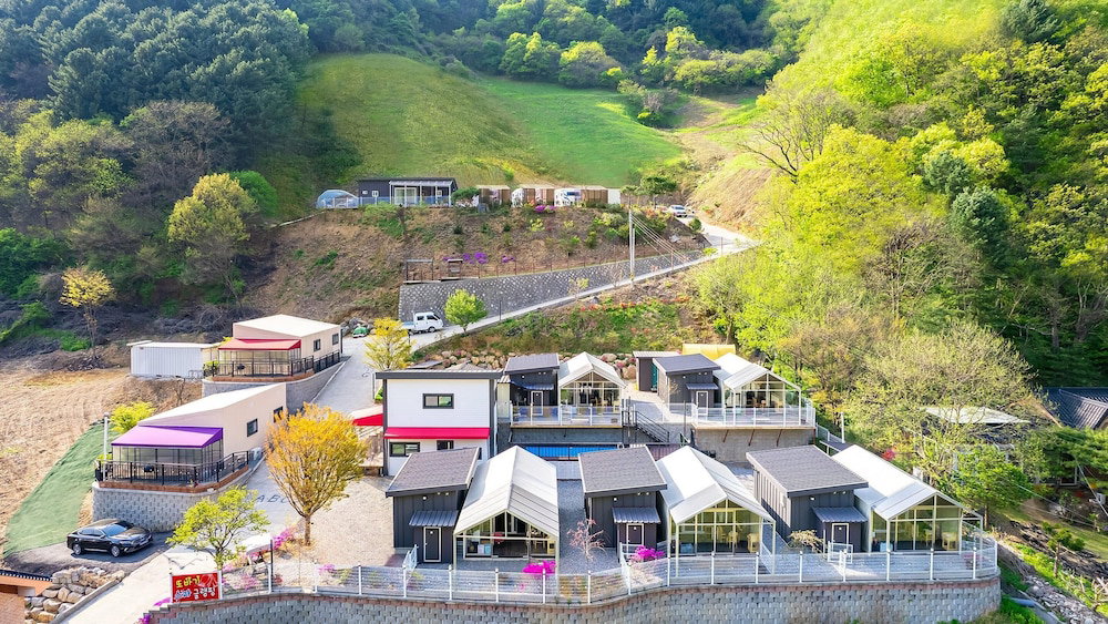 Отель · Gapyeong Ddobagi Pet & Spa Glamping, Gapyeong