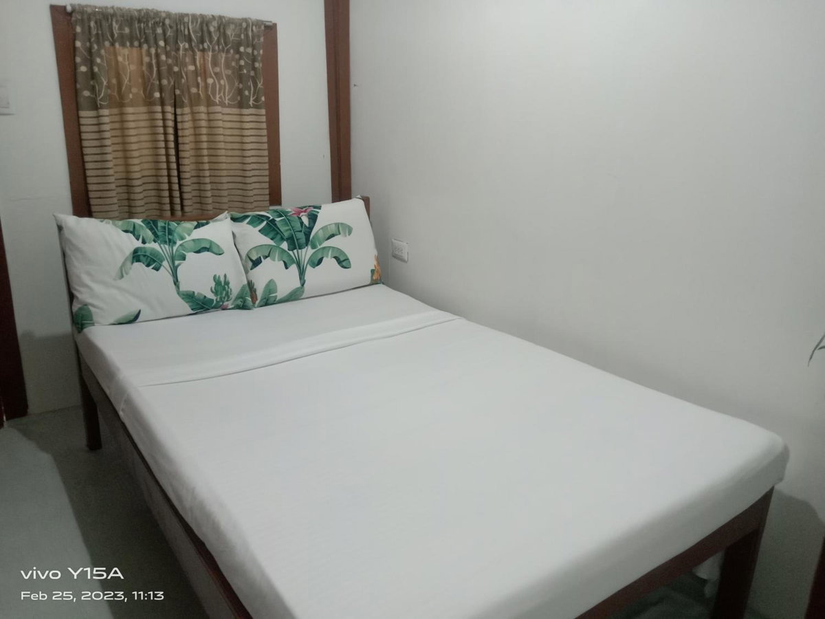 Vincent Lloyd's Guestroom, Philippinen