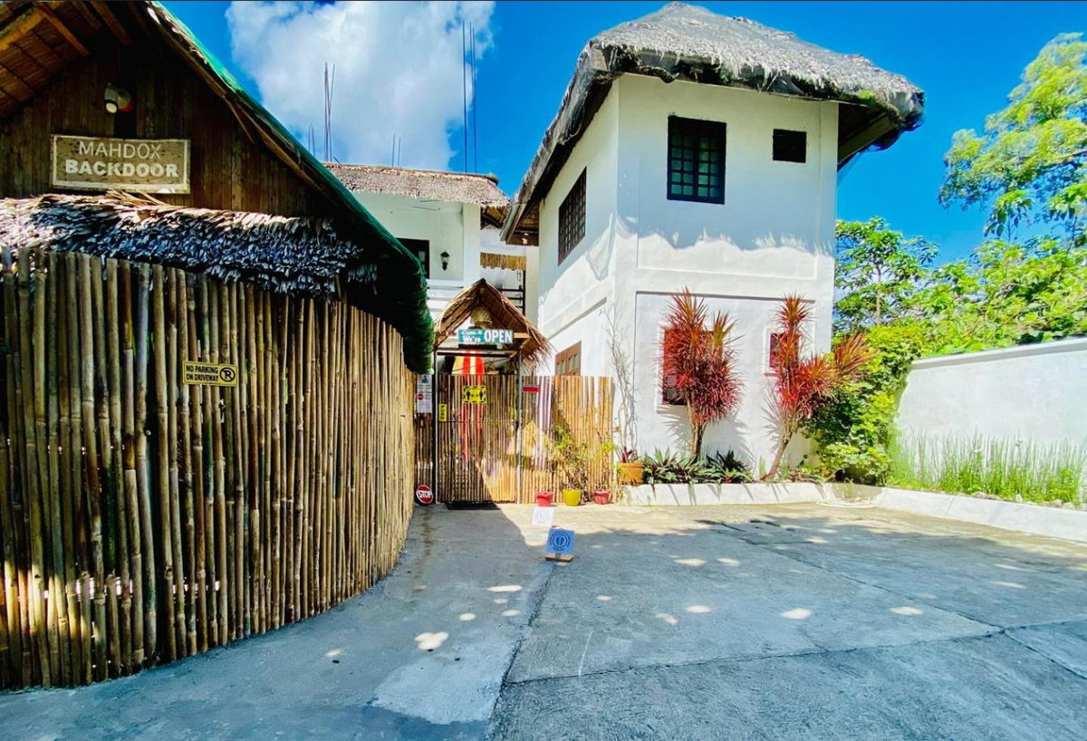 Backdoor Villa, Philippinen