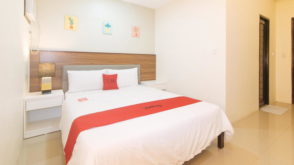 RedDoorz @ Leoncia Apartelle Mandaue City, Philippines