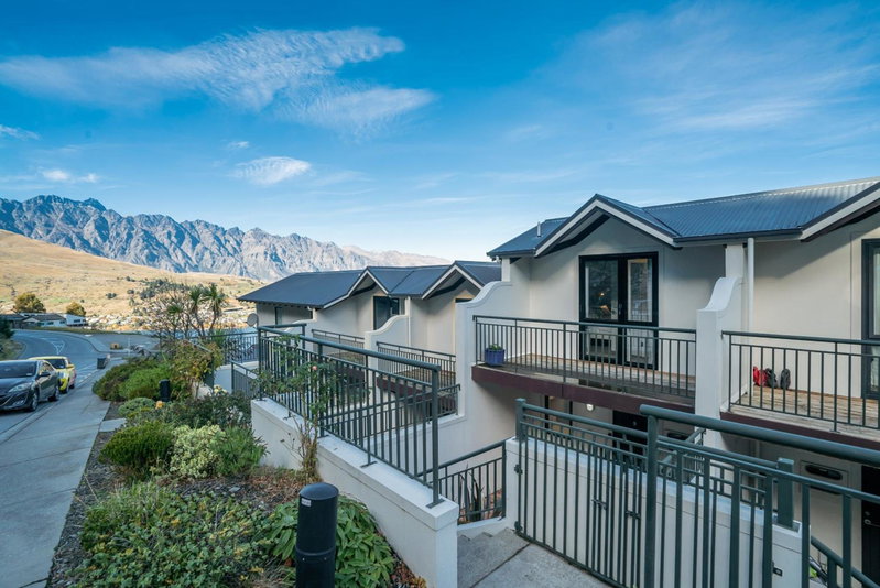 Alpine Loft with Jaw-dropping View!, Queenstown, New Zealand