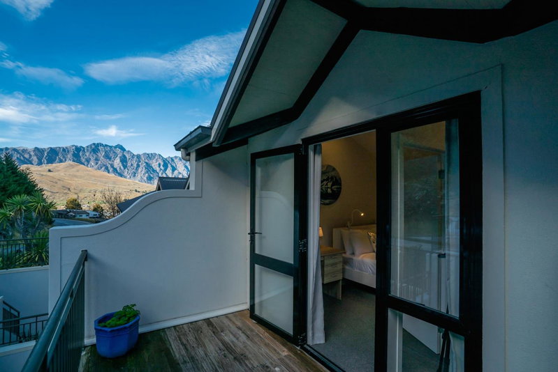 Alpine Loft with Jaw-dropping View!, Queenstown, New Zealand