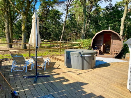 Luxe Finse Kota met Jacuzzi en SaunaBarrel de Zandhoef, Eersel, The Netherlands