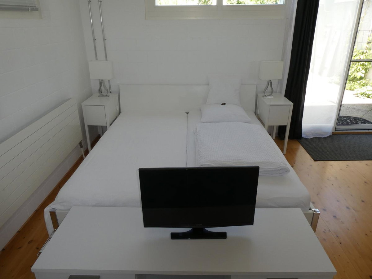 Studio Elegant, Suisse
