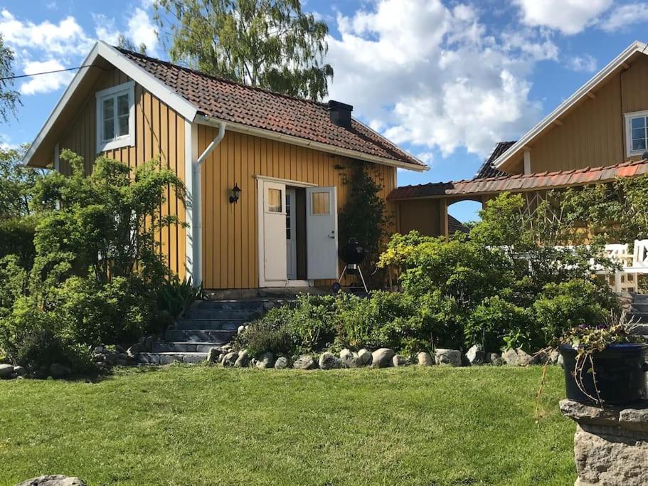 Cozy lodge at horse farm with lake and sauna, Sweden