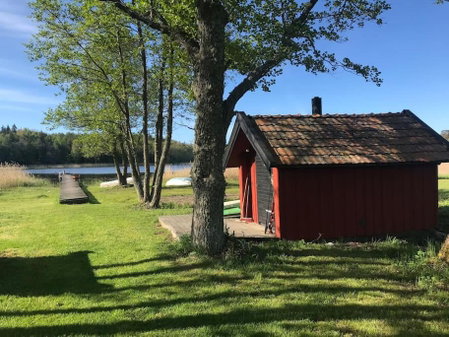 Cozy lodge at horse farm with lake and sauna, Hölö, Sweden