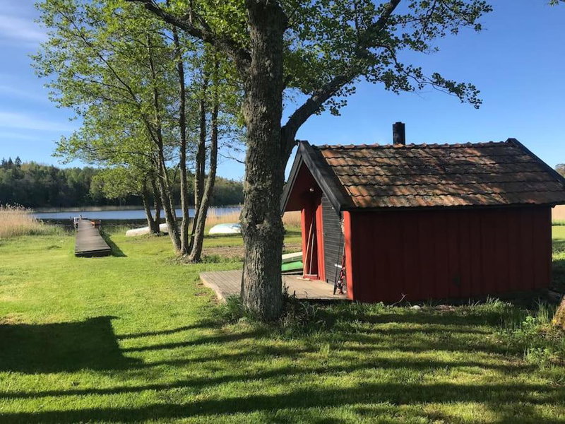 Cozy lodge at horse farm with lake and sauna, Hölö, Sweden