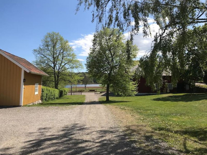 Cozy lodge at horse farm with lake and sauna, Hölö, Sweden