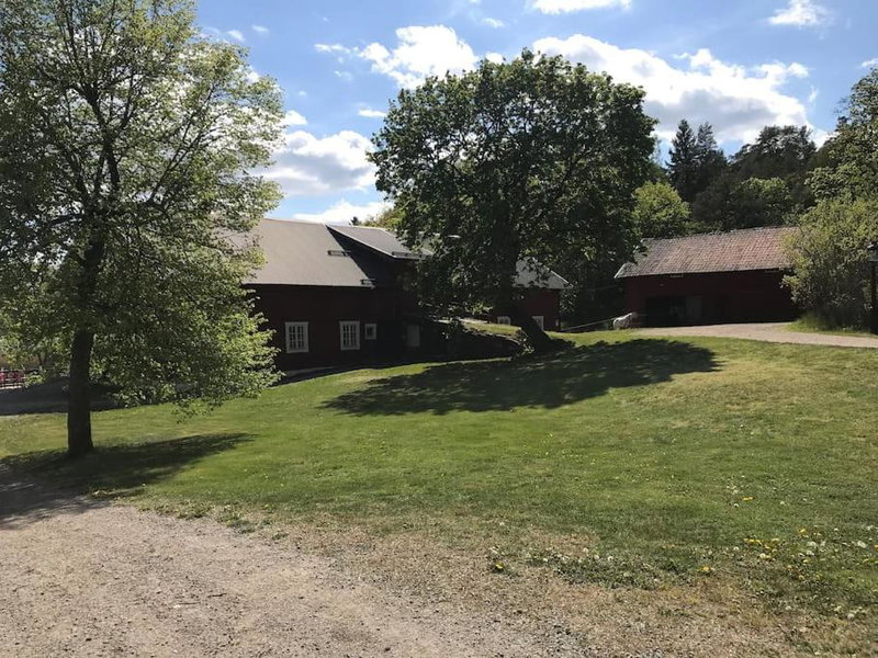 Cozy lodge at horse farm with lake and sauna, Hölö, Sweden