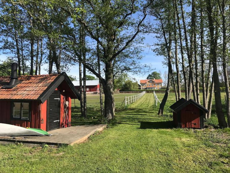 Cozy lodge at horse farm with lake and sauna, Hölö, Sweden