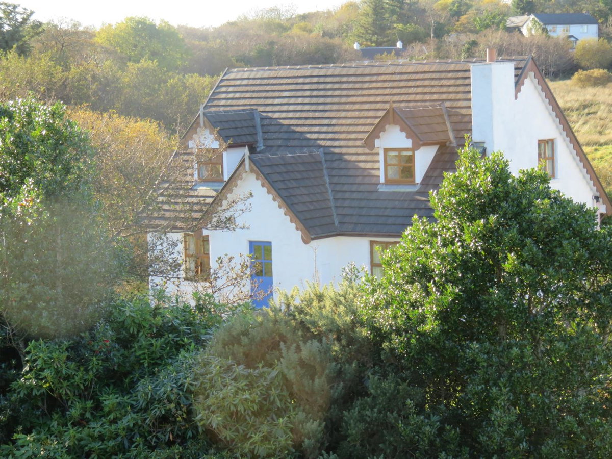 Letterfrack Mountain Farm Cottage on farm in village centre, Ирландия
