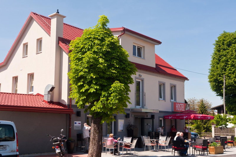 Hostel Plus Caffe, Petrovče, Словения