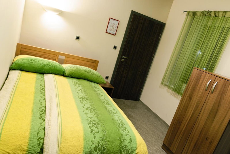 Hostel Plus Caffe, Petrovče, Словения