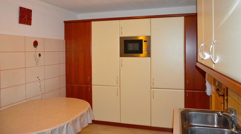 Brunarica Petric - Bela krajina - Komarna vas - Smučišče Gače - Semič, Komarna Vas, Slowenien