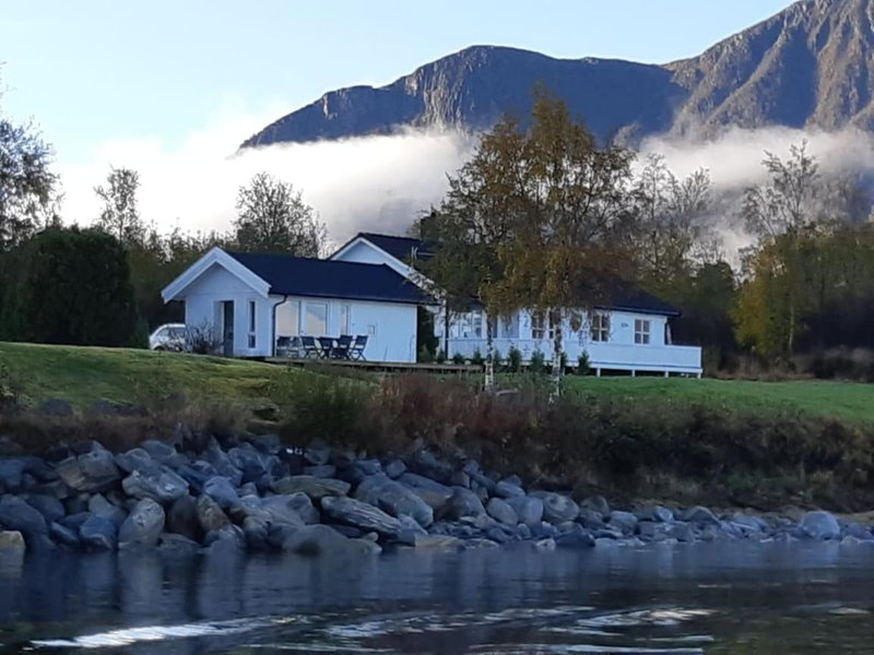 feriehus ved sjøen, Tomrefjord, Norway