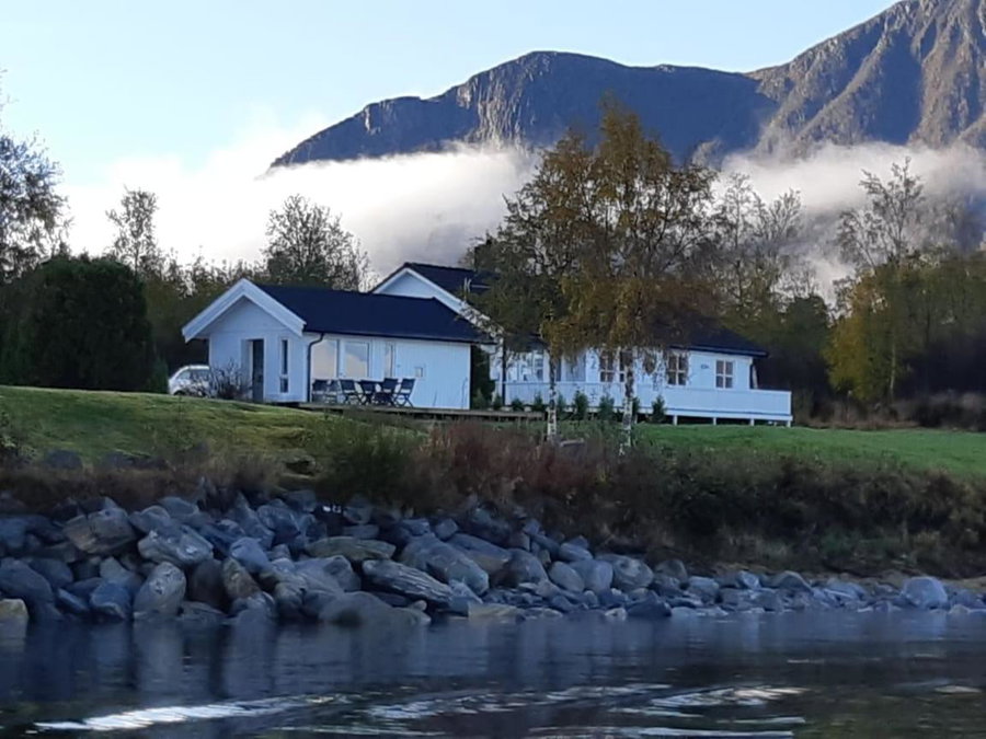feriehus ved sjøen, Tomrefjord, Norway