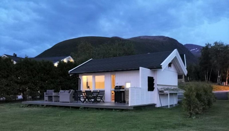 feriehus ved sjøen, Tomrefjord, Norway