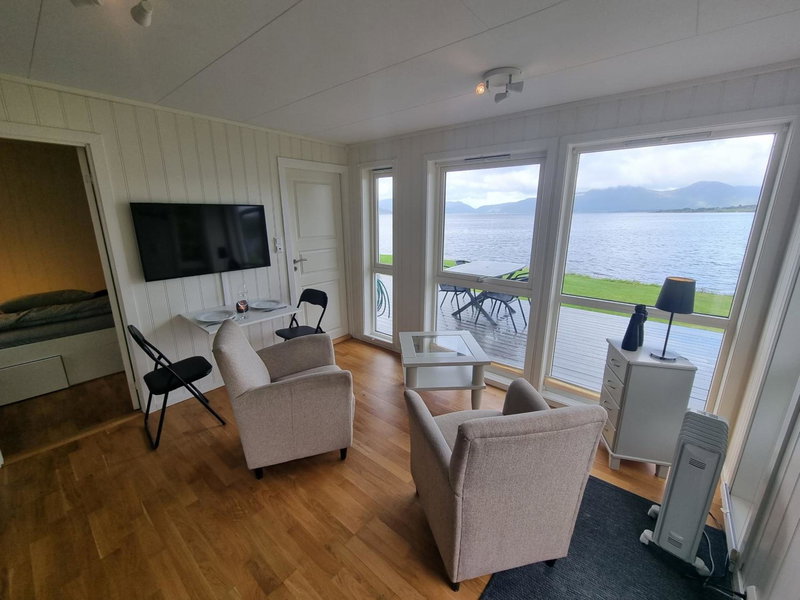 feriehus ved sjøen, Tomrefjord, Norway