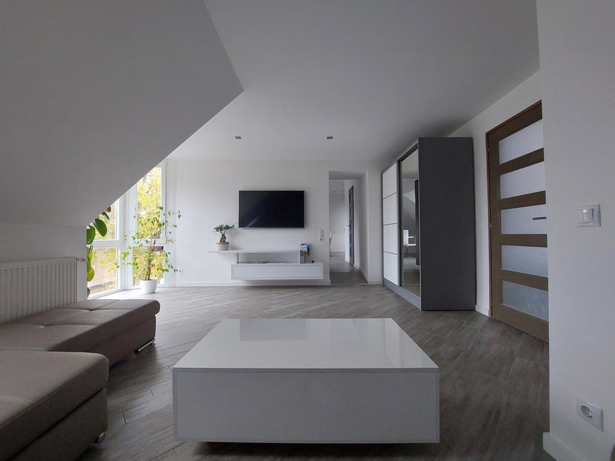 Bagoly Apartman, Hongrie