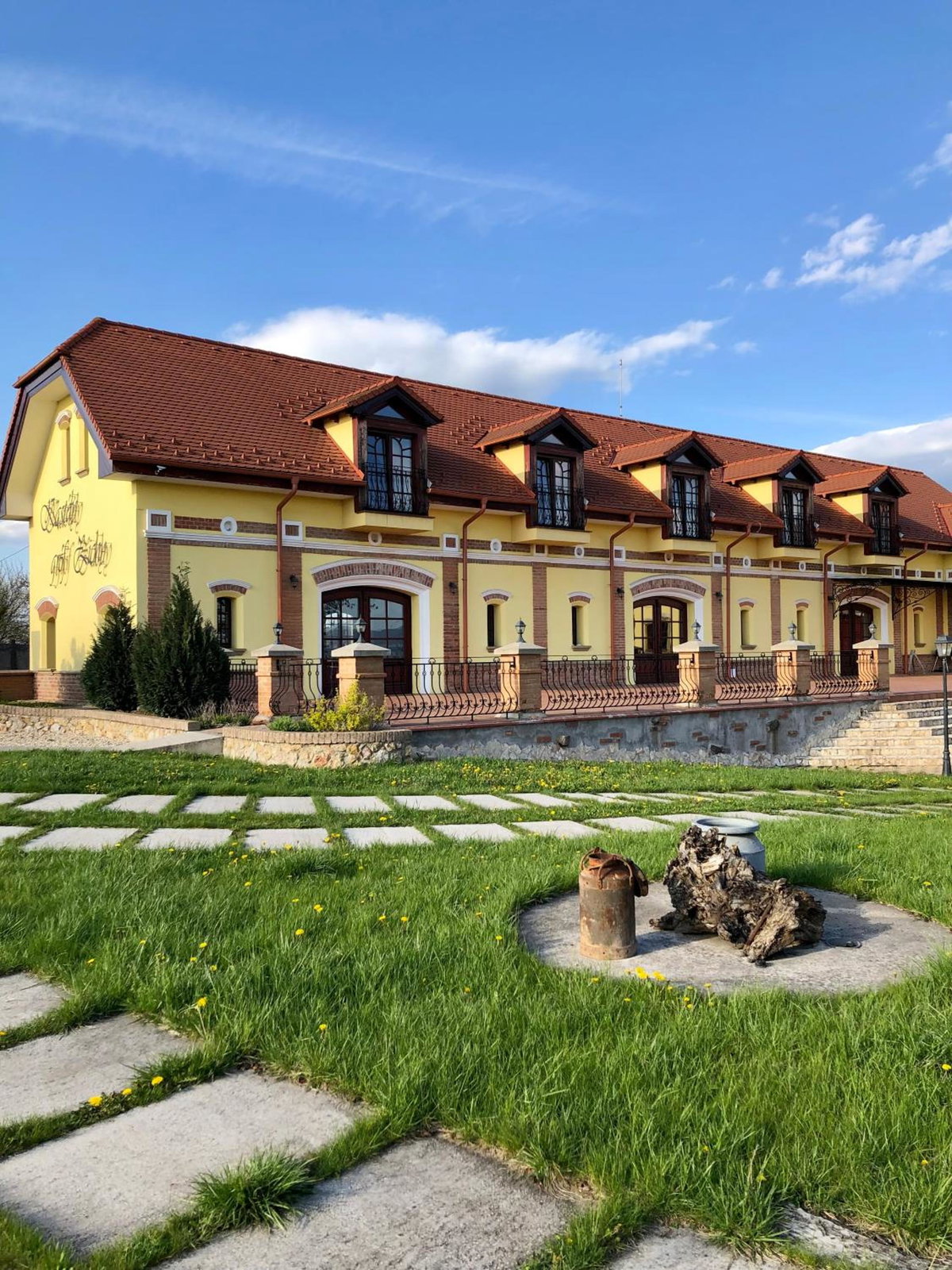 Hotel · Kastély gróf Zichy, Haniska