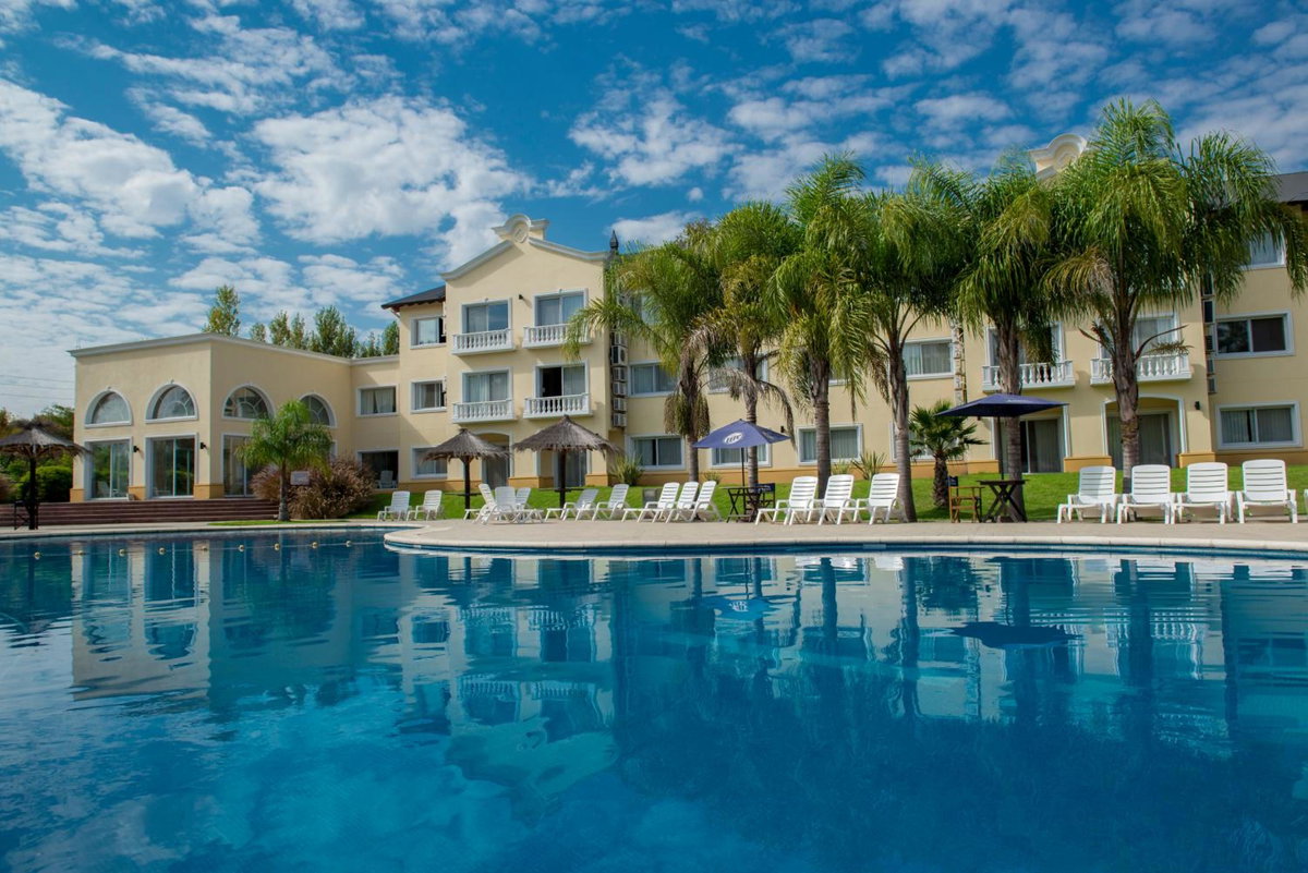 Hotel · Howard Johnson Pilar Resort Spa & Convention Center, Pilar