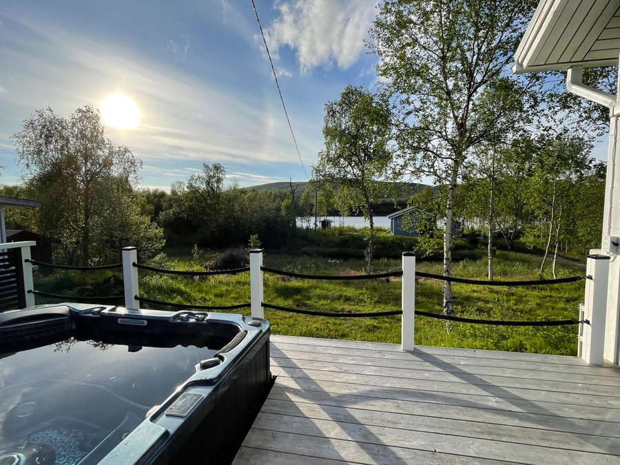 Villa Arktika porealtaallinen mökki Nuorgamissa Tenojoen ja tunturien vieressä, Nuorgam, Finland