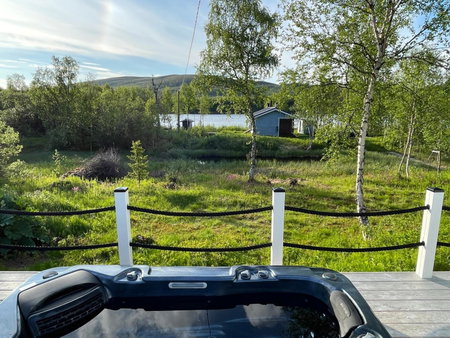 Villa Arktika porealtaallinen mökki Nuorgamissa Tenojoen ja tunturien vieressä, Nuorgam, Finland
