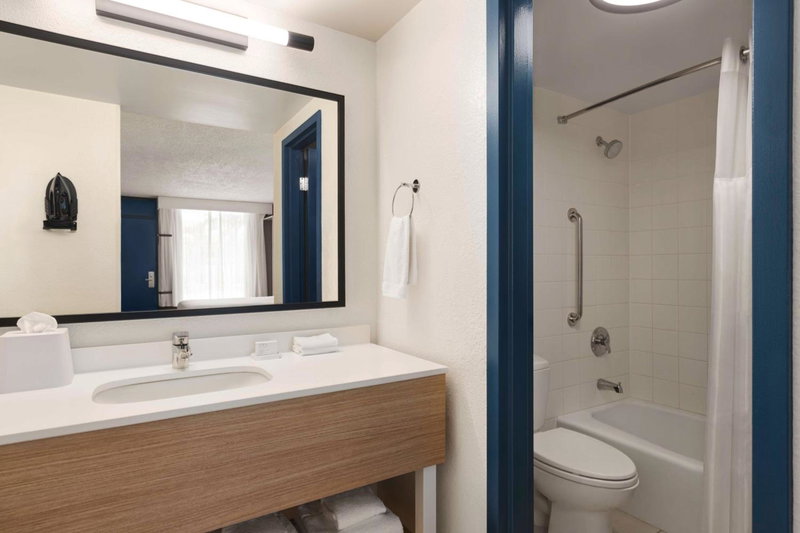 Spark by Hilton Sarasota Siesta Key Gateway, Sarasota, United States
