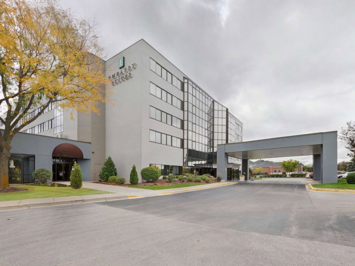 Hotel · Embassy Suites by Hilton Milwaukee Brookfield, Brookfield