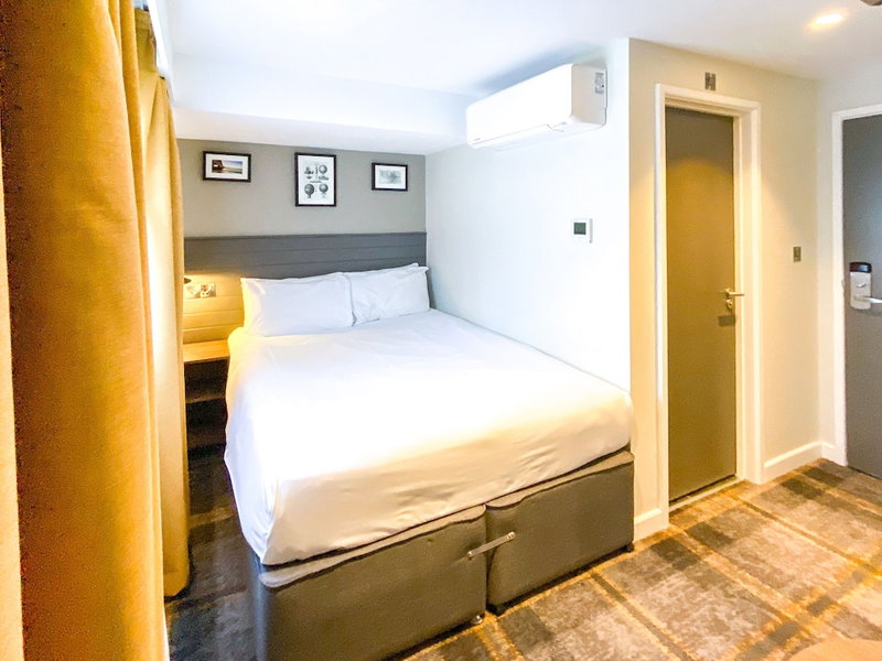 Almondsbury Inn & Lounge, Bristol, United Kingdom