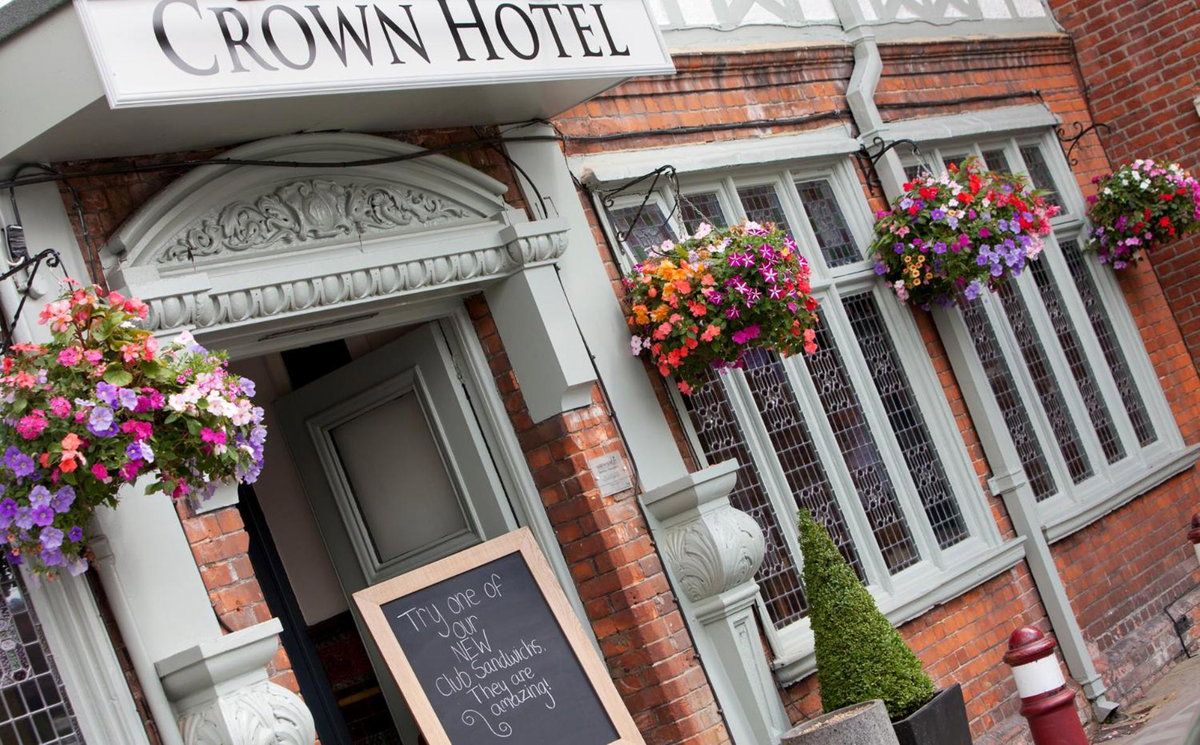 Hôtel · Crown Hotel, Chertsey