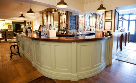 Crown Hotel, Chertsey, Великобритания