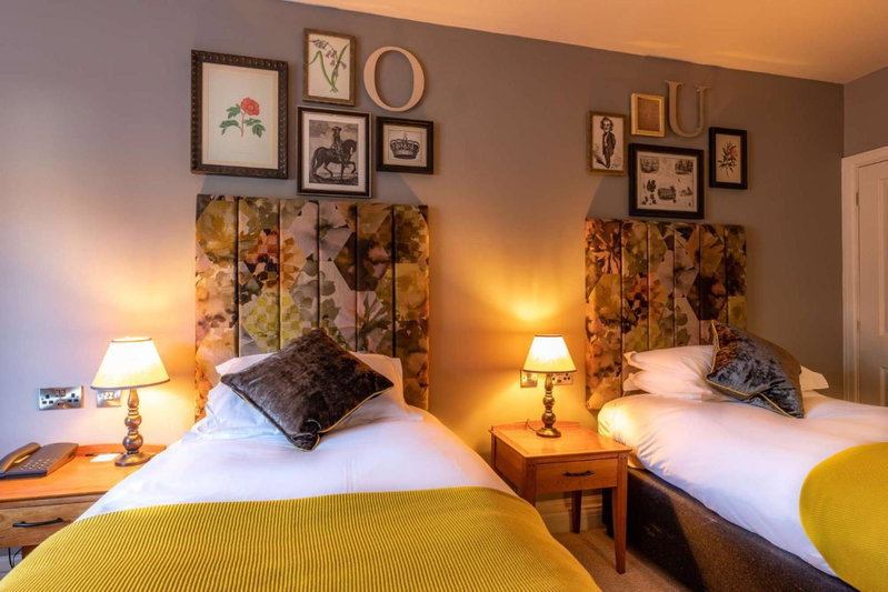 Crown Hotel, Chertsey, Великобритания