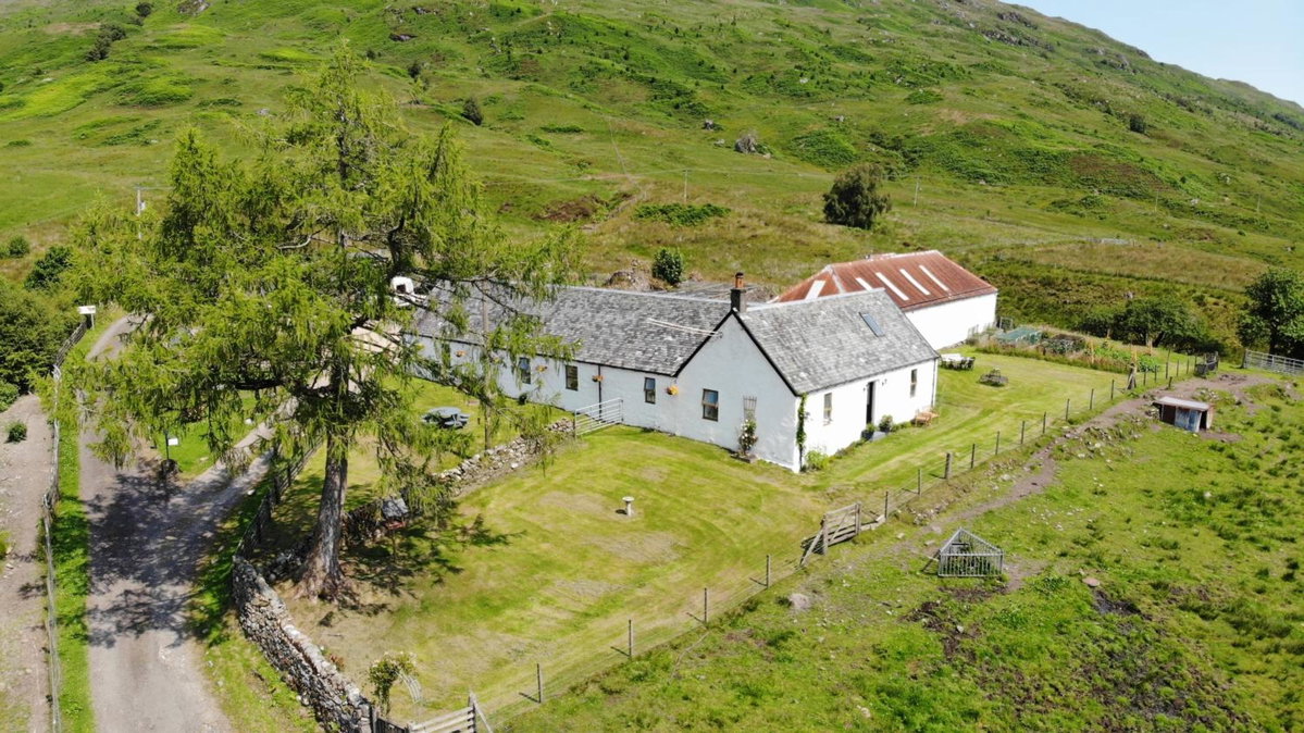 Hotel · Garrison Farm with Hot Tub, Inversnaid