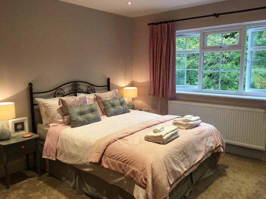 Leafy Suburban Bed and Breakfast, Northwood, United Kingdom