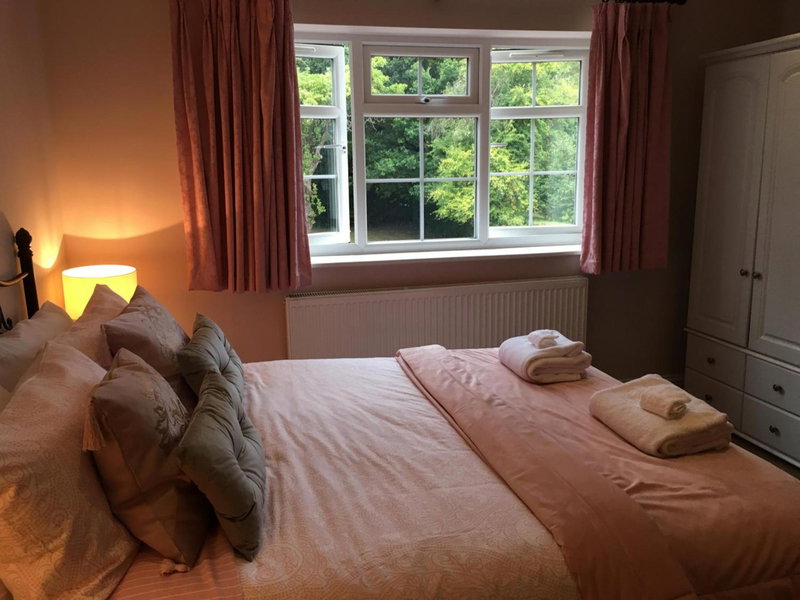Leafy Suburban Bed and Breakfast, Northwood, United Kingdom