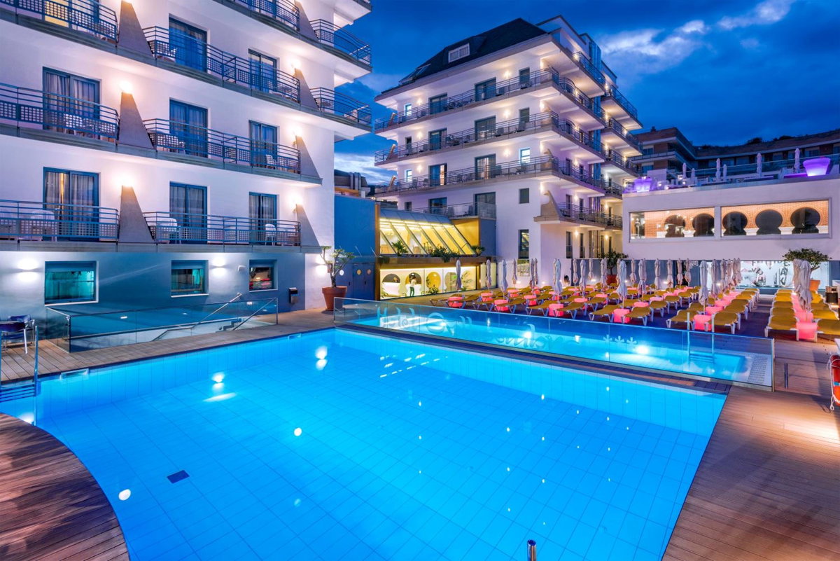 Hôtel · Hotel Alhambra, Santa Susanna