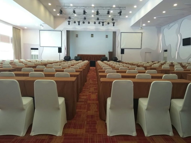 Wing Hotel Kualanamu Airport, Медан, Индонезия
