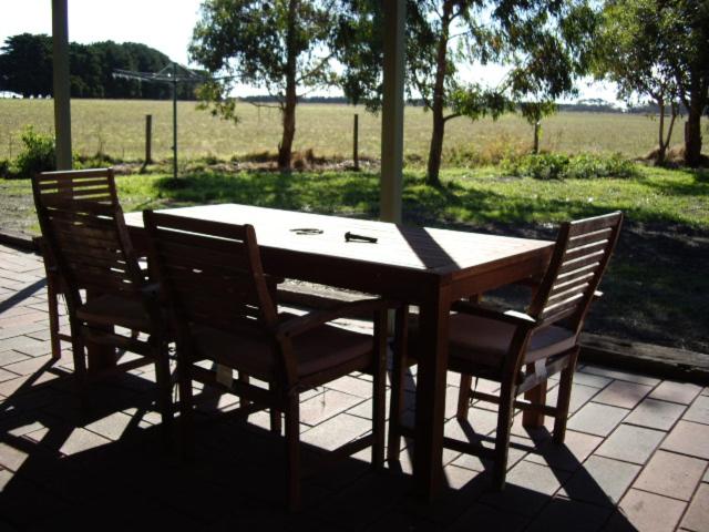 Ruby Rose, Simpson, Australia