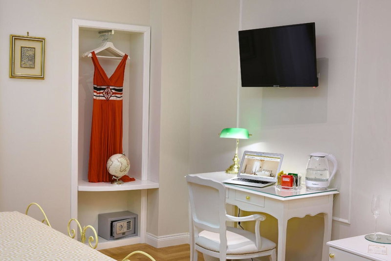 Residenza Borbonica, Naples, Италия