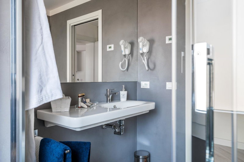Biennale 1 & 2 , Elegant Apartments 15 min walk from St Marks Square- VHA Collection, Venice, Italia